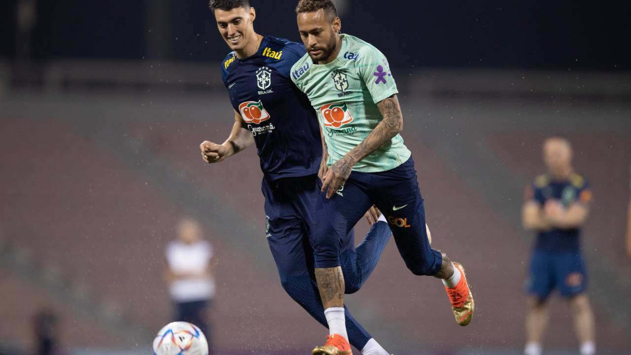 Neymar, observado pelo auxiliar Matheus Bachi: craque está de volta ao time