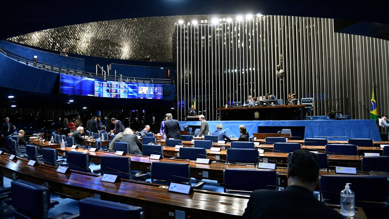 Plenário do Senado Federal durante sessão deliberativa ordinária semipresencial. Ordem do dia.Na pauta, a PEC da Transição (PEC 32/2022) e projetos de recomposição salarial de servidores.Em discurso, à tribuna, relator da PEC 32/2022, senador Alexandre Silveira (PSD-MG).Mesa: vice-presidente do Senado Federal, senador Veneziano Vital do Rêgo (MDB-PB);presidente do Senado Federal, senador Rodrigo Pacheco (PSD-MG);senador Weverton (PDT-MA).Foto: Roque de Sá/Agência Senado