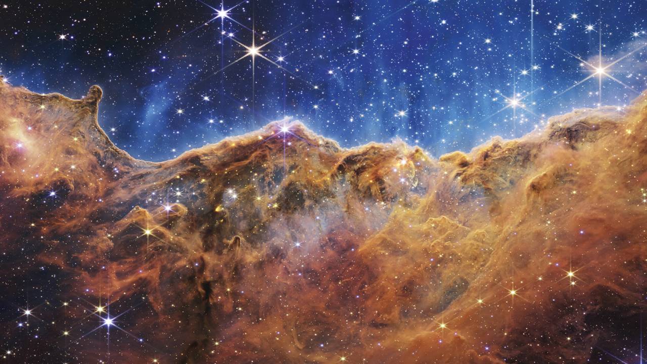 CARINA - A nebulosa é fábrica de estrelas a 7 600 anos-luz da Terra -