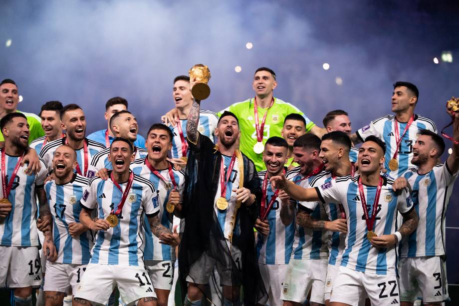 Messi com a taça da Copa do Mundo de 2022 -