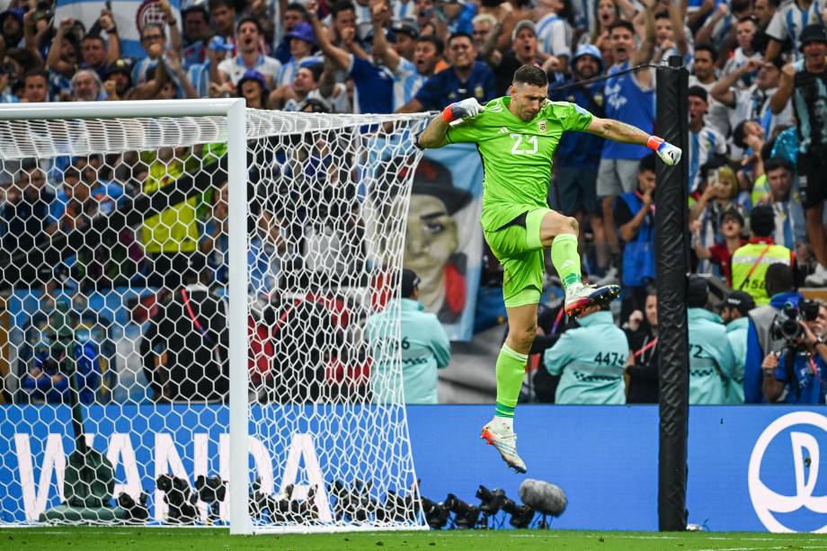 Emiliano Martinez comemorando a defesa do pênalti cobrado por Coman -