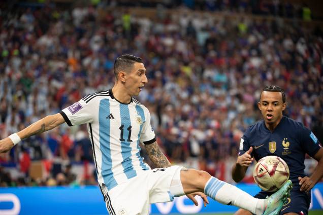 Di Maria e Koundé em ação durante a partida - Di Maria e Koundé em ação durante a partida -