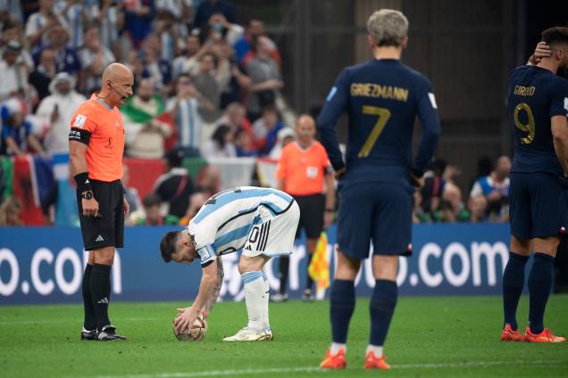 Messi preparando a bola para cobrança de pênalti que abriu o placar do jogo - Messi preparando a bola para cobrança de pênalti que abriu o placar do jogo -