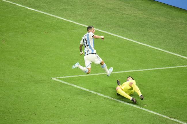 _BAT8100 Surpresa na escalação, Di María tocou na saída de Lloris para marcar -