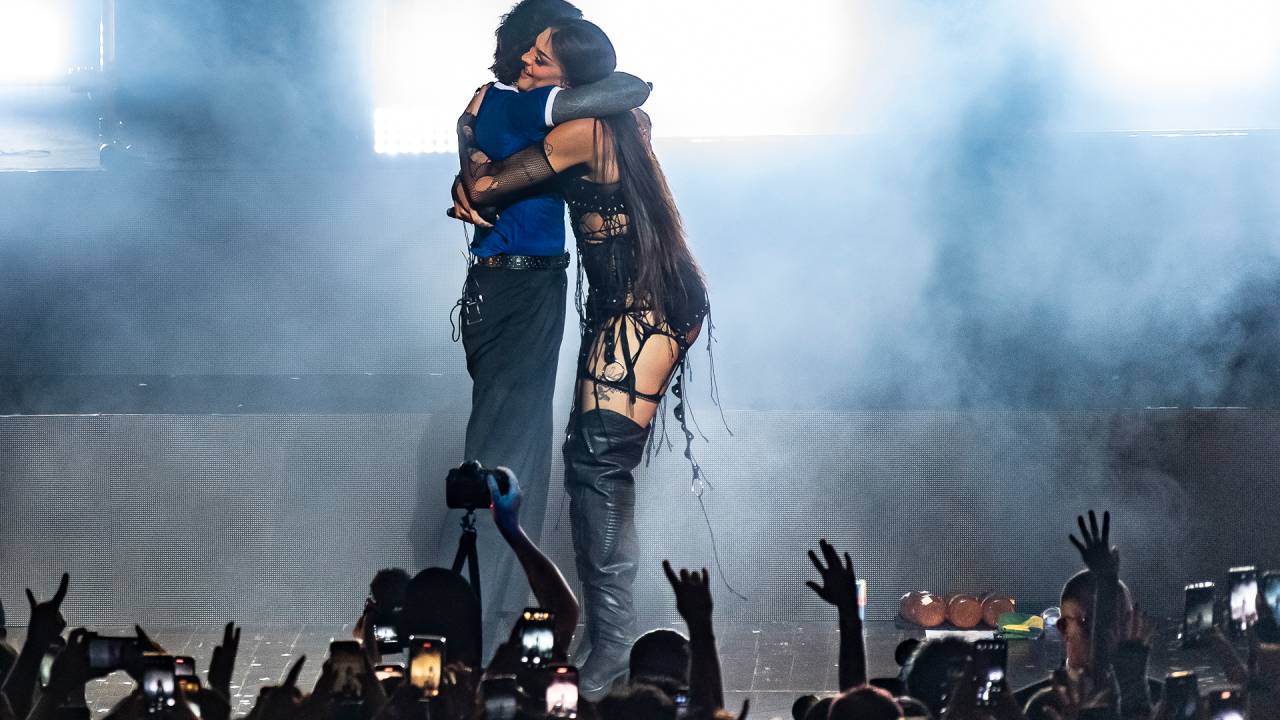 Pabllo Vittar faz participação surpresa no show da banda Bring Me the Horizon -