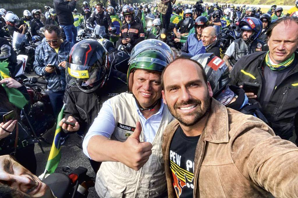 EDUARDO-BOLSONARO-TARCISIO-FREITAS-INSTAGRAM-2022-091.jpg FATURA - Tarcísio e Eduardo Bolsonaro: cobrança no primeiro dia da transição -
