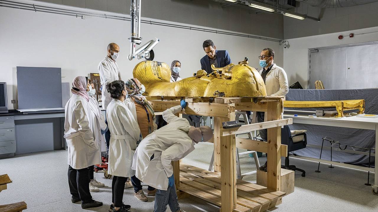 FASCÍNIO - Grande Museu Egípcio: técnicos examinam tumba de Tutancâmon -