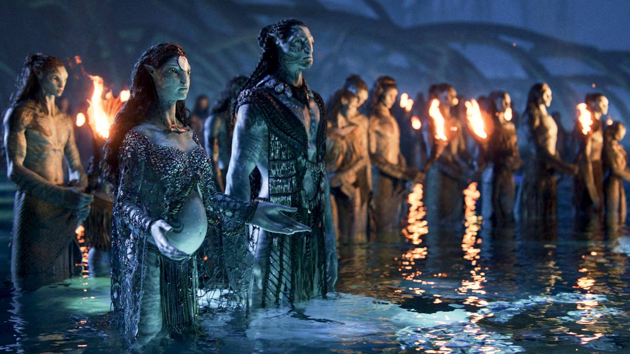 OUTRA TRIBO - À frente, Kate Winslet e Cliff Curtis como Ronal e Tonowari, líderes dos Metkayina, clã que vive numa ilha de Pandora e possui anatomia adaptada para a vida dividida entre o fundo do mar e o ambiente terrestre. O grupo é inspirado nos maoris, tribo indígena neozelandesa — da qual o ator Curtis é descendente -