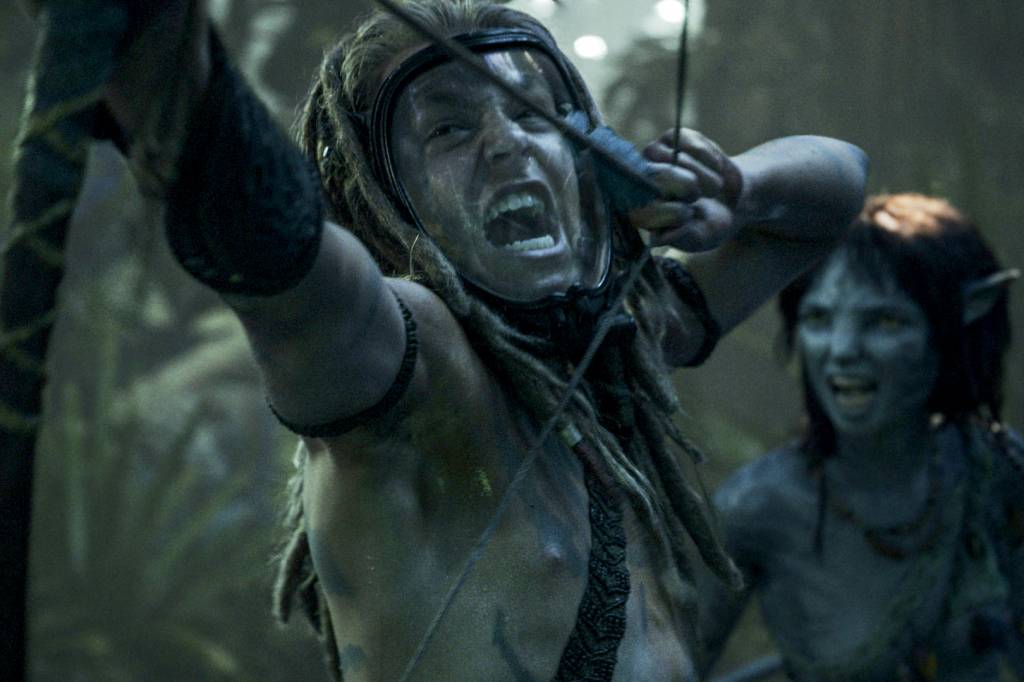 FILME-AVATAR 2 O CAMINHO DA AGUA 2022 020.jpg UM MENINO ENTRE OS NA’VI - A família de Sully conta agora com um agregado humano: Spider (Jack Champion), nascido e criado em Pandora. Como Mogli, o menino-lobo, Spider tem a postura e os modos dos seres azuis, além de uma ligação complexa com o vilão, coronel Miles (Stephen Lang) -