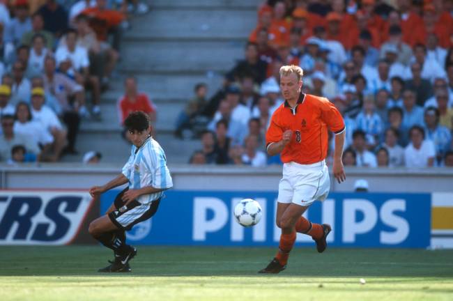 GettyImages-1131402360 Dennis Bergkamp dribla Roberto Ayala antes de fazer um golaço contra a Argentina em 1998 -