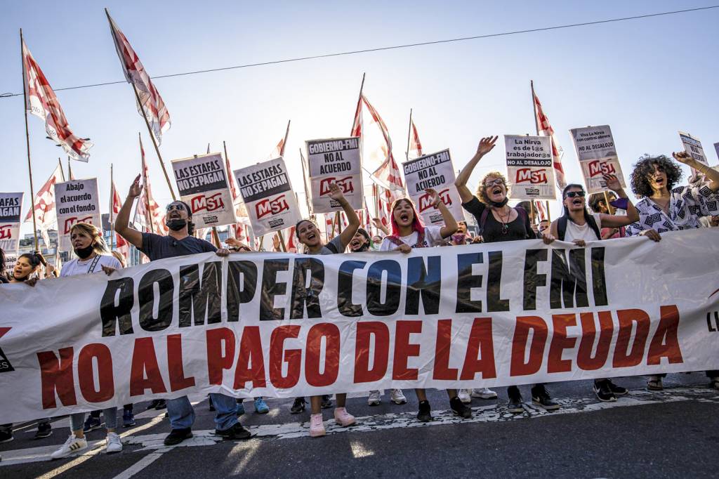GettyImages-1238344059.jpg CRISE ECONÔMICA - Protesto contra o FMI: a inflação está próxima dos 100% -