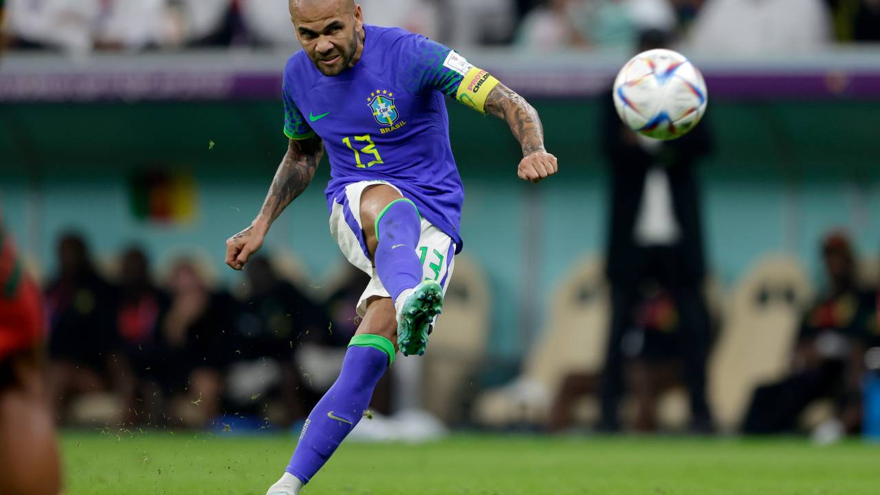 Contestado, Daniel Alves teve boa participação diante de Camarões -