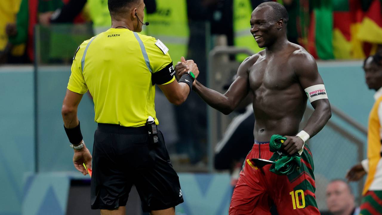 LUSAIL, QATAR - DECEMBER 2: Vincent Aboubakar of Cameroon receives a red card from referee Ismail Elfath during the World Cup match between Cameroon v Brazil at the Lusail Stadium on December 2, 2022 in Lusail Qatar (Photo by Rico Brouwer/Soccrates/Getty Images)