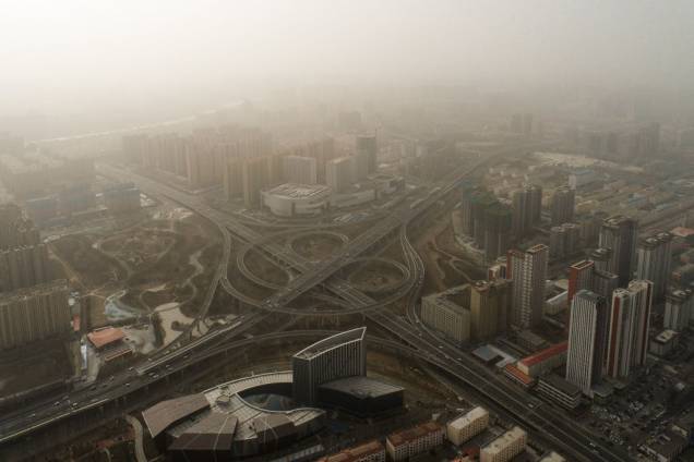 Uma foto aérea mostra areia e poeira envolvendo a cidade de Hohhot, Mongólia Interior. 12/12/2022 - Uma foto aérea mostra areia e poeira envolvendo a cidade de Hohhot, Mongólia Interior. 12/12/2022 -