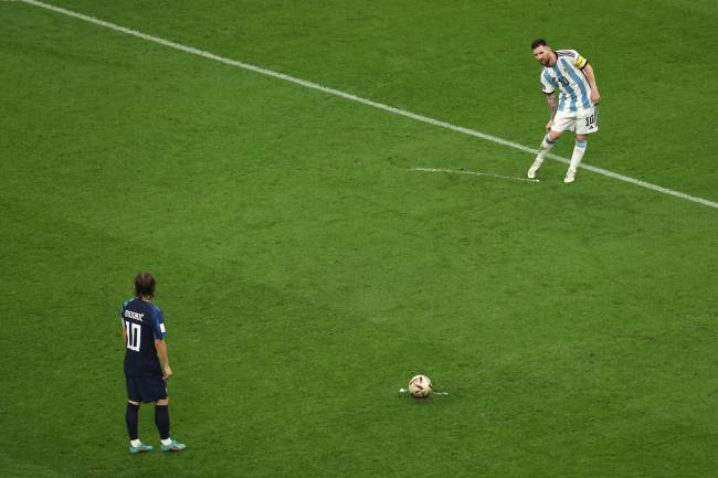 Argentina v Croatia: Semi Final – FIFA World Cup Qatar 2022 Modric e Messi, posicionados em cobrança de falta. Craques separados por um 3 a 0 -