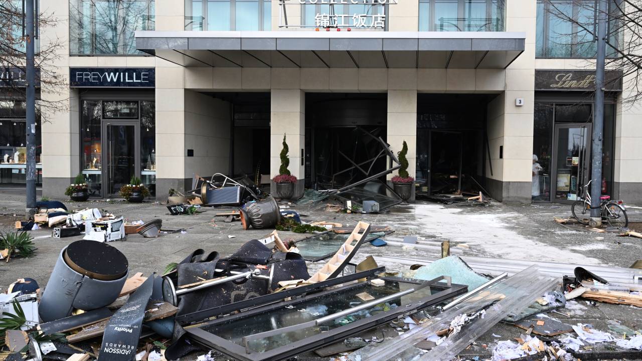 16 de dezembro de 2022, Berlim: Detritos estão em frente à entrada do Sea Life no Radisson Hotel. Pela manhã, o aquário do saguão do hotel quebrou