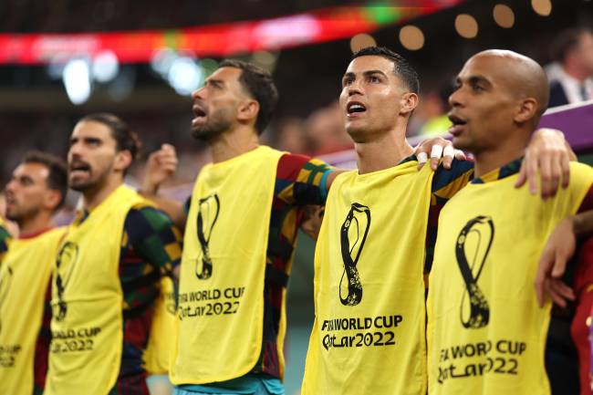 Cristiano Ronaldo LUIZ Do banco, atacante cantou o hino português abraçado aos companheiros -