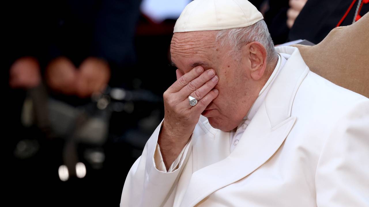 ROMA, ITÁLIA - 08 DE DEZEMBRO: O Papa Francisco reza diante da Coluna da Imaculada Conceição em 08 de dezembro de 2022 em Roma, Itália. Esta tradição papal marca o início da época natalícia quando o Papa visita o monumento e coroa a estátua de Maria com uma guirlanda de flores. Este ano, o Papa concentrou suas orações, de modo especial, pela paz no mundo, e especialmente pela paz na "martirizada" Ucrânia