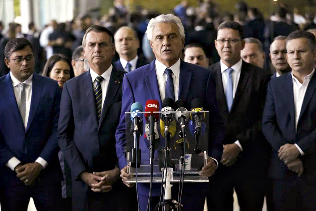 JAIR-BOLSONARO-RONALDO-CAIADO-GOVERNADORES-ELEICAO-2022-091bx.jpg NO ALVORADA - Encontro com governadores: acusação de uso da máquina pública para fins eleitorais -