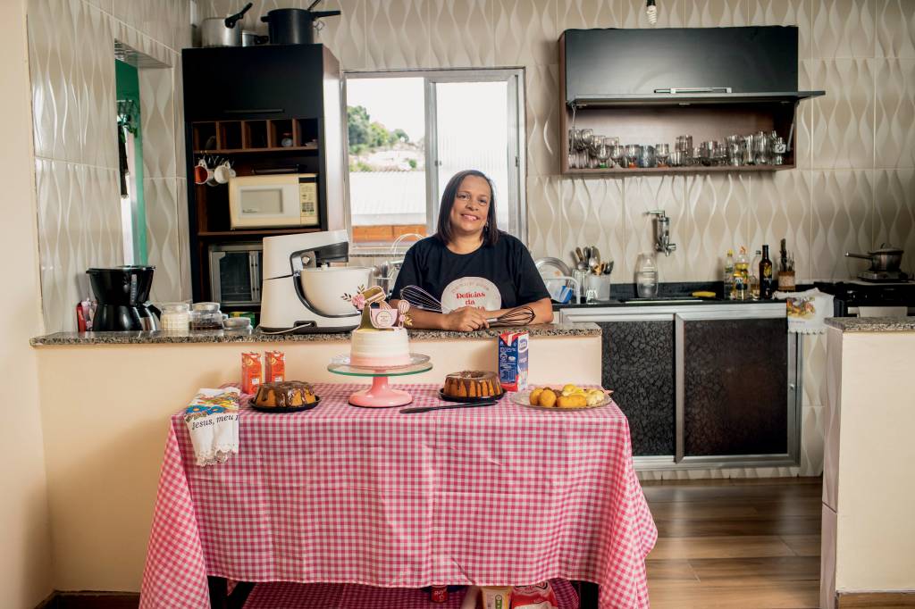 Renata Barbosa EM NOME DE DEUS - Renata Barbosa, 48 anos, abriu mão de quinze anos de carteira assinada para empreender: faz doces em casa para vender. Evangélica, ela diz que a religião ajudou a tomar a decisão: “Trabalho formal é humilhação” -