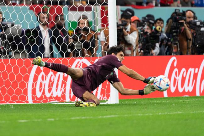 MARROCOS_ESPANHA10 Yassine Bono, goleiro marroquino defendeu três penalidades para assegurar a vaga nas quartas de final -