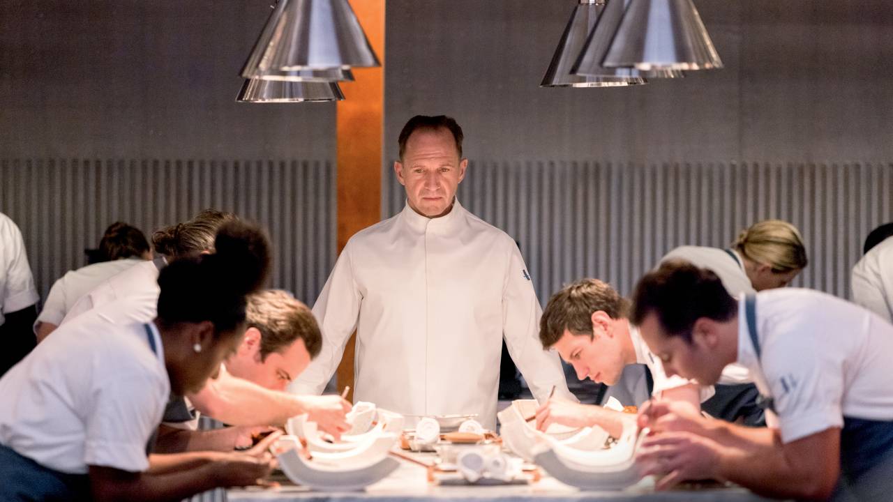PERFECCIONISTA - Ralph Fiennes: o chef obcecado conduz a cozinha em tom ditatorial -