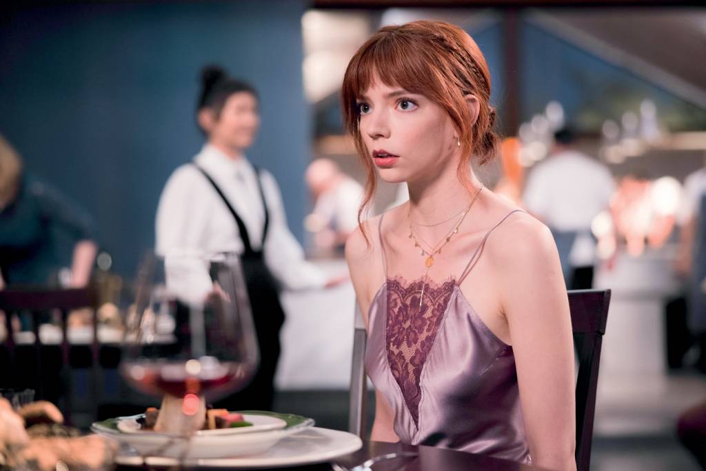 The Menu DESLOCADA - Anya Taylor-Joy: a jovem não se encaixa entre os privilegiados -