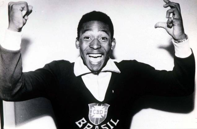 Pelé em 1958 após a conquista da primeira Copa do Mundo pelo Brasil - Pelé em 1958 após a conquista da primeira Copa do Mundo pelo Brasil -