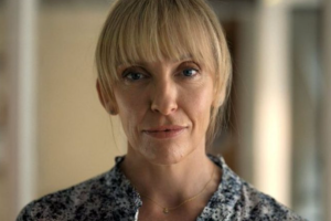 Toni Collette em Ninguém Pode Saber -