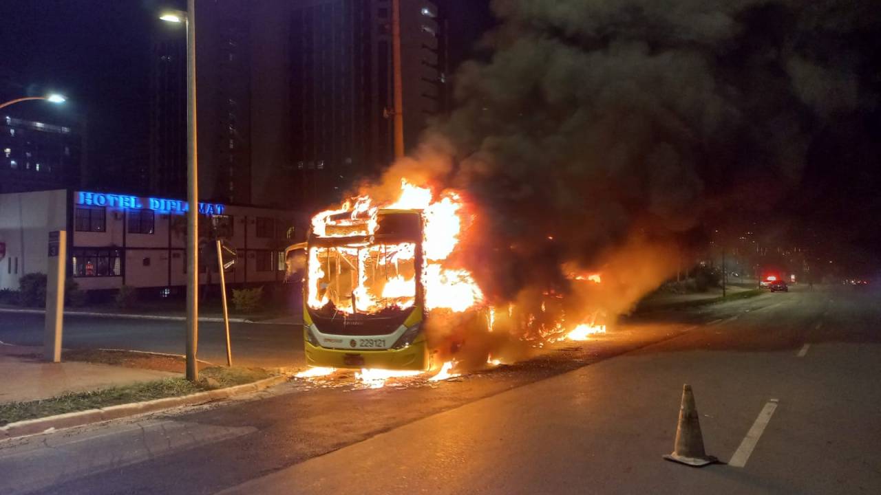 Manifestantes bolsonaristas depredam região central de Brasília em protesto contra ordem de prisão decretada por Alexandre de Moraes