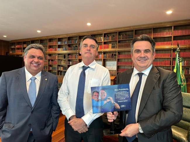 O ministro-chefe da Casa Civil, Ciro Nogueira, posa para foto ao lado do presidente Jair Bolsonaro e do deputado estadual Júlio Arcoverde (PP-PI), no Palácio da Alvorada O ministro-chefe da Casa Civil, Ciro Nogueira, posa para foto ao lado do presidente Jair Bolsonaro e do deputado estadual Júlio Arcoverde (PP-PI), no Palácio da Alvorada
