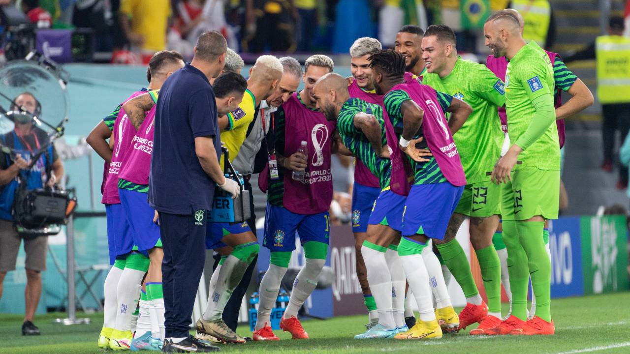 Richarlison, Tite e os jogadores dançam no terceiro gol -