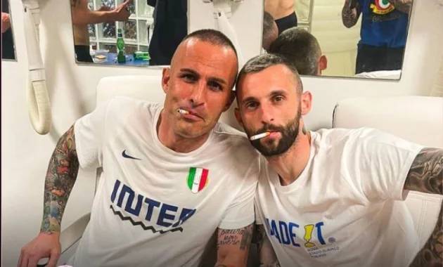 brozovic-cordaz-smoke-2205-instagram-768×463-1 Marcelo Brozovic,, à direita, apareceu fumando um cigarro ao lado do goleiro Alex Cordaz após o título da Inter de Milão na Copa Itália deste ano -
