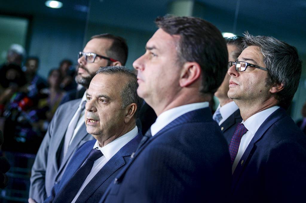 entrevista-partido-liberal-pl_52548394342_o.jpg DESAFIANTE - Rogério Marinho, com Flávio Bolsonaro e outros senadores do PL: o partido de Bolsonaro anuncia candidatura -