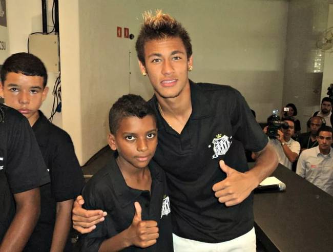 Rodrygo ainda criança, com o ídolo Neymar, a quem hoje substitui Rodrygo ainda criança, com o ídolo Neymar, a quem hoje substitui
