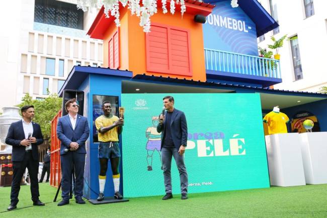 Javier Domínguez e Zanetti durante homenagens a Pelé