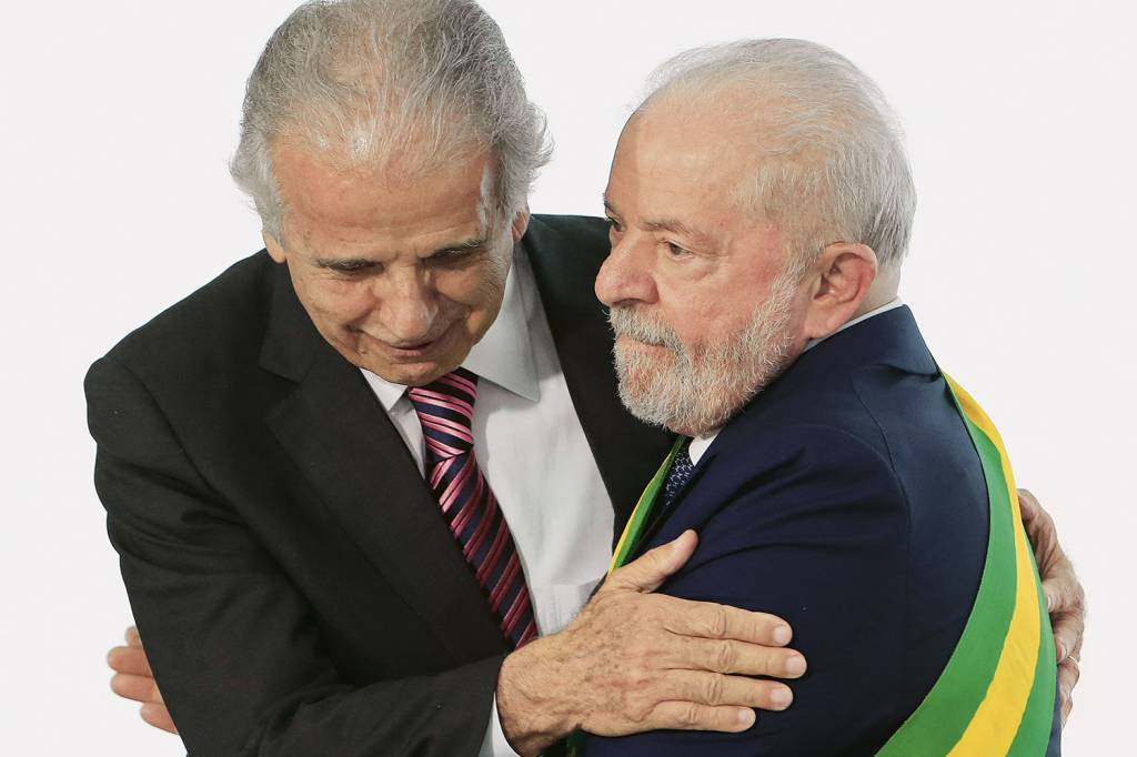 000_336D6MJ.jpg SUSPEITAS - José Múcio e Lula: o ministro tenta pacificar as relações, enquanto o presidente acusa militares de golpismo -