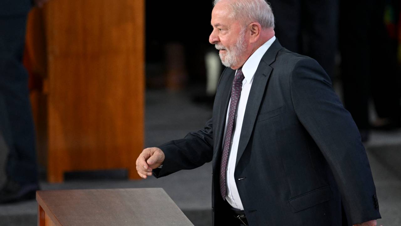 Brazil's President Luiz Inacio Lula da Silva attends the swearing-in ceremony of Vice-President Geraldo Alckmin as Minister of Industry and Trade, at Planalto Palace in Brasilia on January 4, 2023. (Photo by EVARISTO SA / AFP)