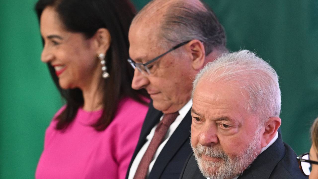 Brazil's President Luiz Inacio Lula da Silva (R) stands next to Vice-President Geraldo Alckmin (C) and his wife Maria Lucia Ribeiro Alckmin, during Alckmin's swearing-in ceremony as Minister of Industry and Trade, at Planalto Palace in Brasilia on January 4, 2023. (Photo by EVARISTO SA / AFP)