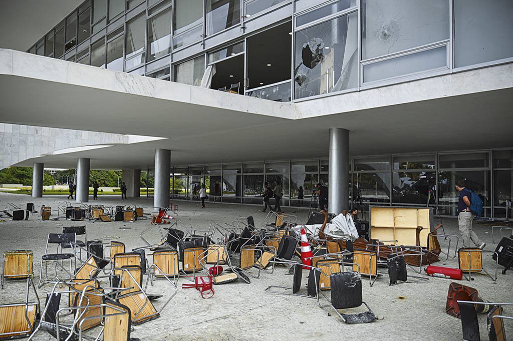000_336Q72H.jpg RESULTADO - Quebra-quebra no Palácio: ação terrorista é uma das páginas mais vergonhosas da história da política nacional -