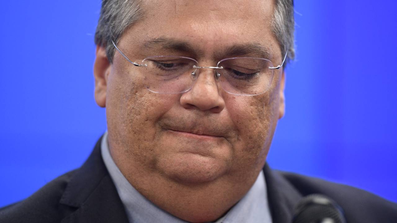 Brazilian Justice and Public Security Minister Flavio Dino gestures during a press conferente at the Justice Palace in Brasilia on January 9, 2023, a day after supporters of Brazil's far-right ex-president Jair Bolsonaro invaded the Congress, presidential palace and Supreme Court. - Brazilian security forces locked down the area around Congress, the presidential palace and the Supreme Court Monday, a day after supporters of ex-president Jair Bolsonaro stormed the seat of power in riots that triggered an international outcry. Hardline Bolsonaro supporters have been protesting outside army bases calling for a military intervention to stop Lula from taking power since his election win. (Photo by CARL DE SOUZA / AFP)