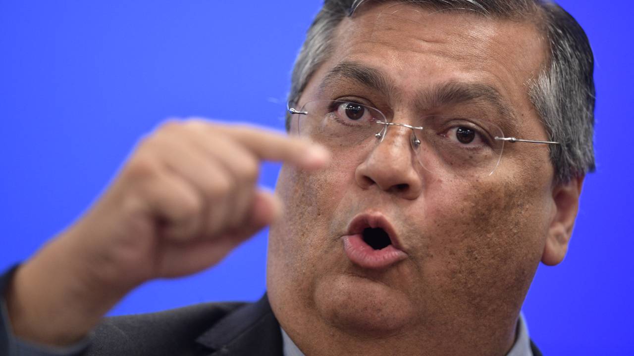 Brazilian Justice and Public Security Minister Flavio Dino gestures during a press conferente at the Justice Palace in Brasilia on January 9, 2023, a day after supporters of Brazil's far-right ex-president Jair Bolsonaro invaded the Congress, presidential palace and Supreme Court. - Brazilian security forces locked down the area around Congress, the presidential palace and the Supreme Court Monday, a day after supporters of ex-president Jair Bolsonaro stormed the seat of power in riots that triggered an international outcry. Hardline Bolsonaro supporters have been protesting outside army bases calling for a military intervention to stop Lula from taking power since his election win. (Photo by CARL DE SOUZA / AFP)
