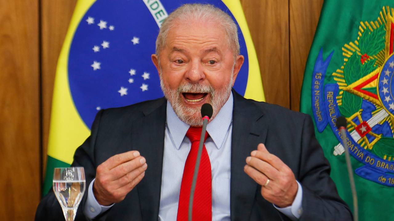 Brazilian President Luiz Inacio Lula da Silva speaks during a breakfast with accredited journalists at the Planalto Palace in Brasilia on January 12, 2023. (Photo by Sergio Lima / AFP)