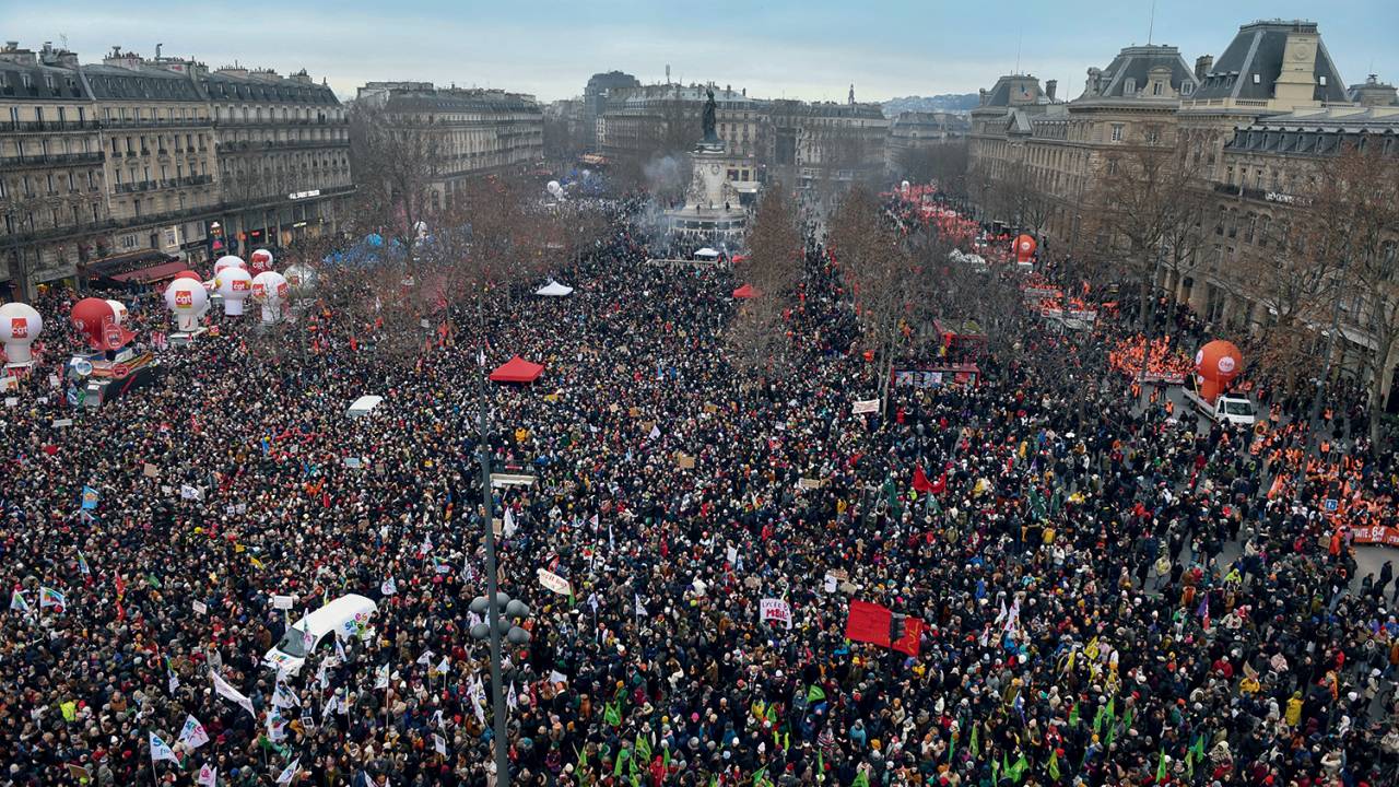 VESPEIRO - Protestos contra a medida, em Paris: dificuldade de mexer com o Estado provedor -