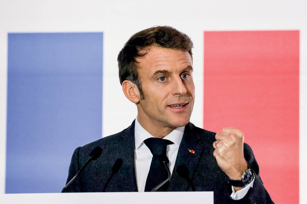 Em meio a protestos, Macron sanciona impopular reforma da Previdência