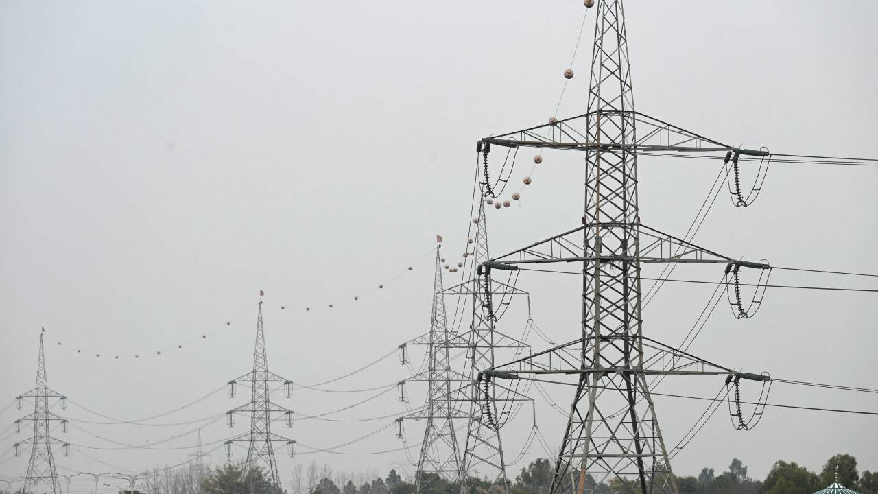 A general view of the high voltage lines during a nationwide power outage in Rawalpindi on January 23, 2023. - A massive power breakdown in Pakistan on January 23 affected most of the country's more than 220 million people, including in the mega cities of Karachi and Lahore. (Photo by Aamir QURESHI / AFP)
