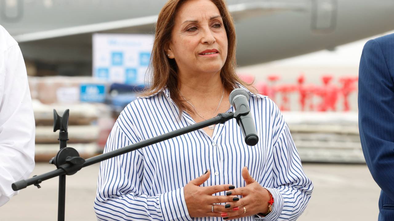 This handout picture distributed by the Peruvian Presidency press service shows Peru´s President Dina Boluarte speaking during an event to send medicine and medical equipment to the Apurimac region, in southern Peru, in Lima on January 27, 2023. (Photo by Melina Mejia / Peruvian Presidency / AFP) / RESTRICTED TO EDITORIAL USE - MANDATORY CREDIT "AFP PHOTO / PERUVIAN PRESIDENCY / MELINA MEJIA" - NO MARKETING NO ADVERTISING CAMPAIGNS - DISTRIBUTED AS A SERVICE TO CLIENTS