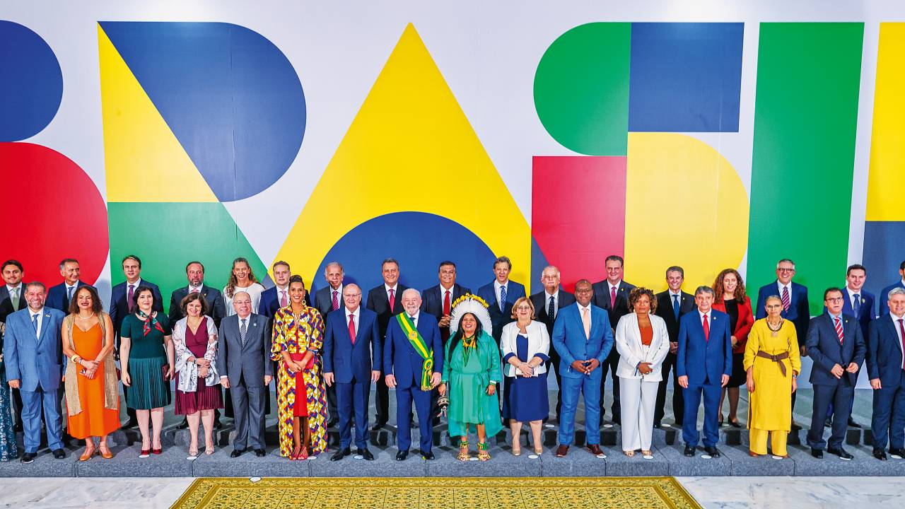 FRENTE AMPLA - Lula ampliou para 37 o número de ministérios: os cargos foram divididos entre nove partidos políticos que apoiam o governo -