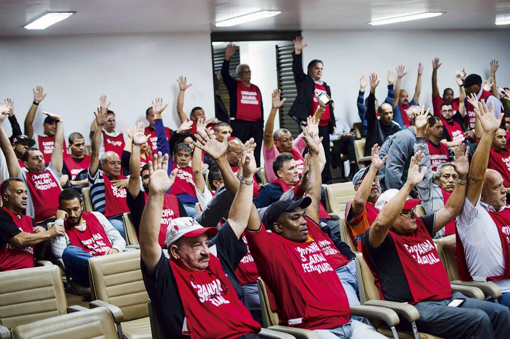 20160510192414268_1.jpg RETROCESSO - Reunião de sindicalistas: a revisão da reforma trabalhista parece ser uma das prioridades do governo -