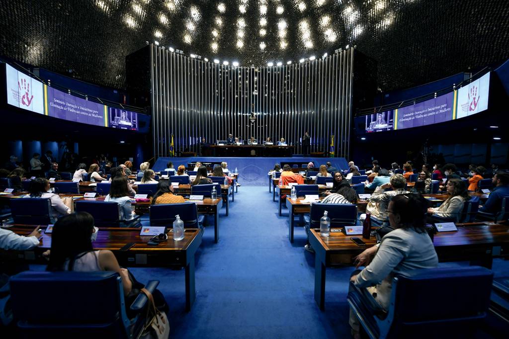 Senadores têm de 17 a 83 assessores em gabinetes e escritórios; veja lista